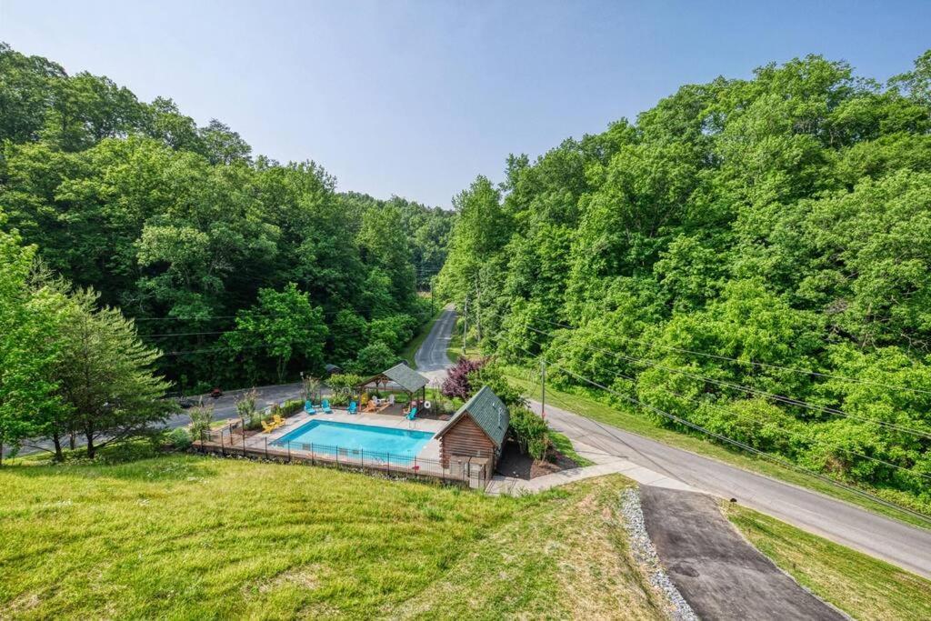 סביירוויל Adventure Retreat/Cabin/Pool+Hot Tub/Game Room+Theater מראה חיצוני תמונה
