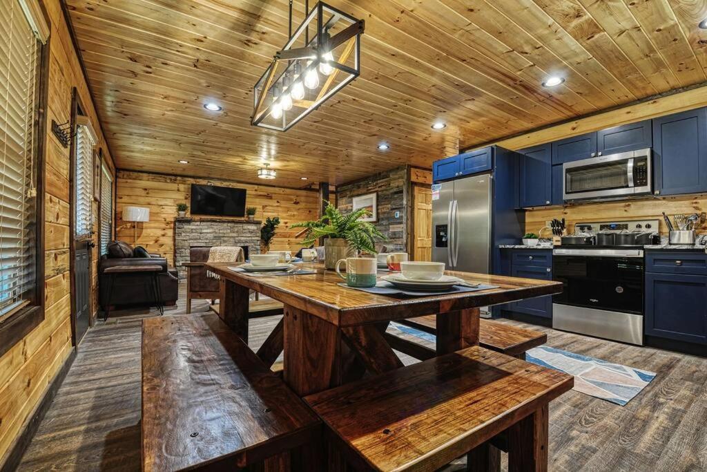 סביירוויל Adventure Retreat/Cabin/Pool+Hot Tub/Game Room+Theater מראה חיצוני תמונה