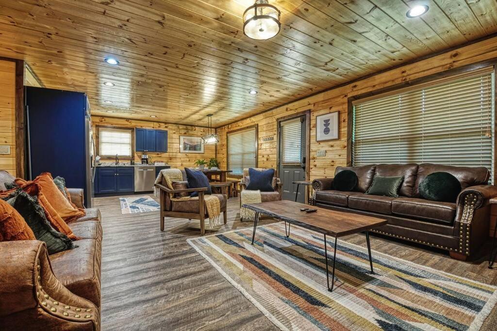 סביירוויל Adventure Retreat/Cabin/Pool+Hot Tub/Game Room+Theater מראה חיצוני תמונה