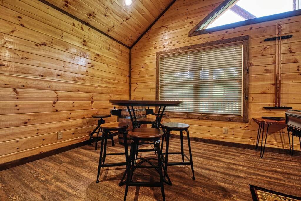 סביירוויל Adventure Retreat/Cabin/Pool+Hot Tub/Game Room+Theater מראה חיצוני תמונה